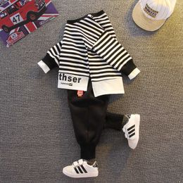 2020 Automne Bébé Fille Garçons Vêtements Infant Casual Sport Bandes T-shirt Pantalon 2pcs / Ensembles Enfant Vêtements Costumes Coton Survêtements X0902