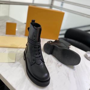 2022 Automne Hiver Martin Bottes Designer Femmes Chaussures Lettre Sude High High Heeled Bottes Metal Fashion Mesdames Short Grand Taille 35-40