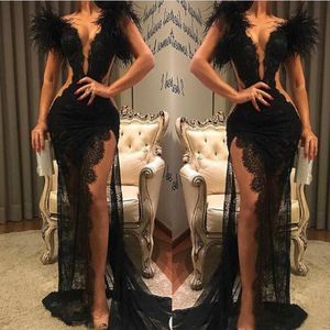 2020 robes de bal noires dentelle haut côté fendu robes de soirée sexy col en V plume voir à travers balayage train robe d'occasion spéciale