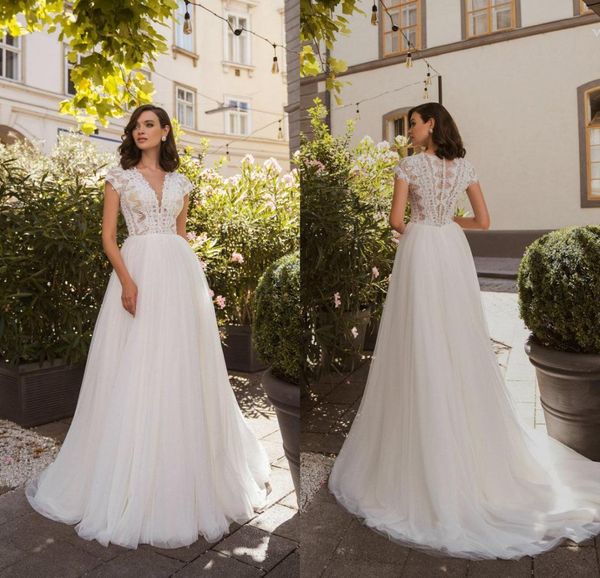 2020 Vestidos de novia bohemios ALine con cuello en V Mangas rematadas Apliques de encaje Vestidos de novia Botón trasero Tren de barrido Jardín Vestido de novia 8005927