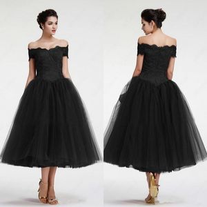 2020 charmante mère noire de robes de mariée hors de l'épaule cou manches courtes une ligne longueur de thé robes de cocktail en dentelle noire et tulle