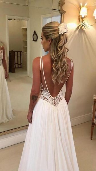 2020 Vestidos de novia de playa baratos Apliques de encaje con cuello en V Una línea Vestido de novia sin espalda sexy Boho Tren de barrido Jardín personalizado Go245U