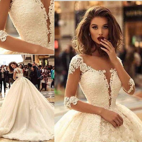 2020 Barato elegante vestido de bola Vestidos de novia Cuello transparente Ojo de cerradura Apliques de encaje de tul 1/2 Manga Corte Tren Botón Volver Vestidos de novia hinchados