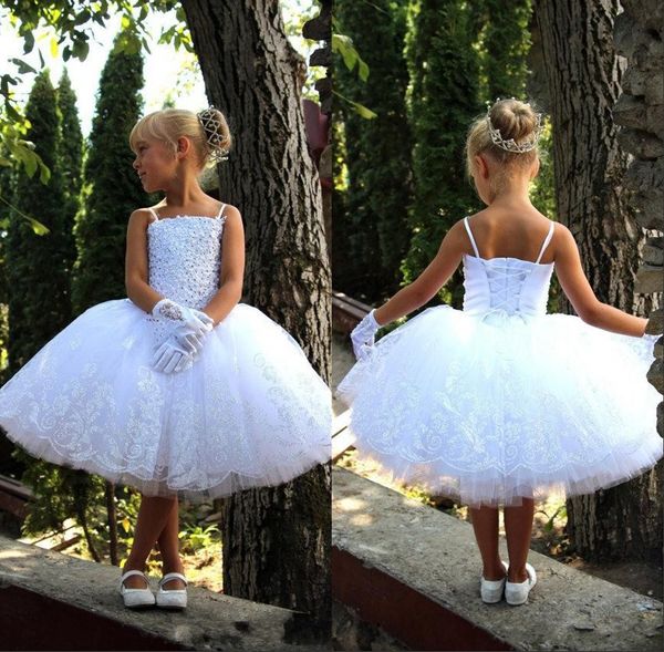 2020 Pas Cher Belle Blanche Fleur Fille Robes Pour Les Mariages Dentelle Cristal Perles Court Genou Longueur Filles Pageant Robe De Bal Enfants Communion Robes