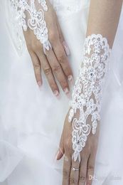 2020 pas cher nouveaux gants sans doigts sexy gants de mariée de mariage accessoire gants en dentelle perlée accessoires de mariage longueur du poignet 9086567