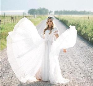 2020 pas cher manches courtes dentelle une ligne robes de mariée col rond jupe en tulle plissée froncée boho pays mariage robes d'oiseaux train de balayage