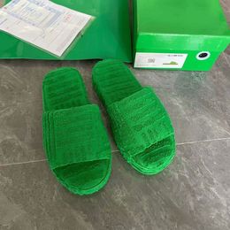 Resort spons slippers stof sandalen groene luxe dia's rubber bont katoen buitenzool gras platform schoenen wig pluizig resort met doos hoge kwaliteit maat 35-41