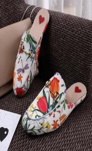 2020 Klassieke hoogwaardige nieuwe stijl Lederen bodem Flower Soft Fabric Dames schoenen Luxe ontwerper Metal Buckle Beach Slippers Mule6346409