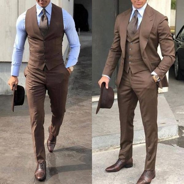 Smokings de mariage britanniques chics Groom Wear Costumes pour hommes Slim Fit Peaked Lapel Prom BestMan Groomsmen Blazer Designs Veste Pantalon Cravate Gilet