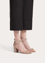 2020 Kleur klinknagels Spiked Flat Dames Sandalen Stones Studded Flip Sandal Big Size Designer Dames Goedkope Schoenen Zomer 35-42 Hoge 6 cm