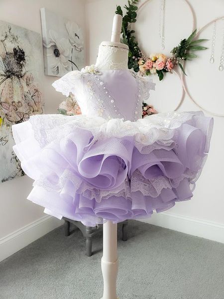 2020 Lindo Lanvender Vestidos de niña de flores Apliques de encaje Perlas Volantes cortos Vestido de desfile para niñas Joya Cuello Faldas con gradas Ropa formal para niños