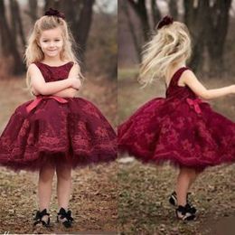 2020 robes de fille de fleur rouge foncé pour les mariages dentelle longueur au genou robes de reconstitution historique gonflées filles robe d'anniversaire