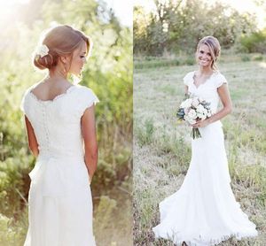 2020 Vestidos de novia elegantes de encaje campestre Sirena Cuello en V Manga casquillo Vestidos de novia de boda modestos Botón cubierto de playa Boho Barato