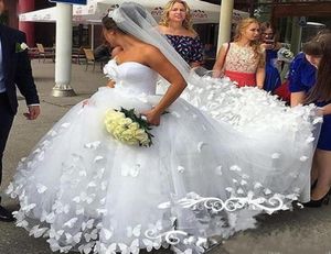2020 Elegante Long Brides Ball Jurk Trouwjurken 3D Butterfly Princess Tule Lace Sweetheart Neck Bridal Ghowns Custom Plus Size3680971