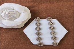 Boucles d'oreilles avec lettres de style rétro classique européen et américain, avec diamants, haute version, bijoux en laiton, 2997437, nouvelle collection 2020