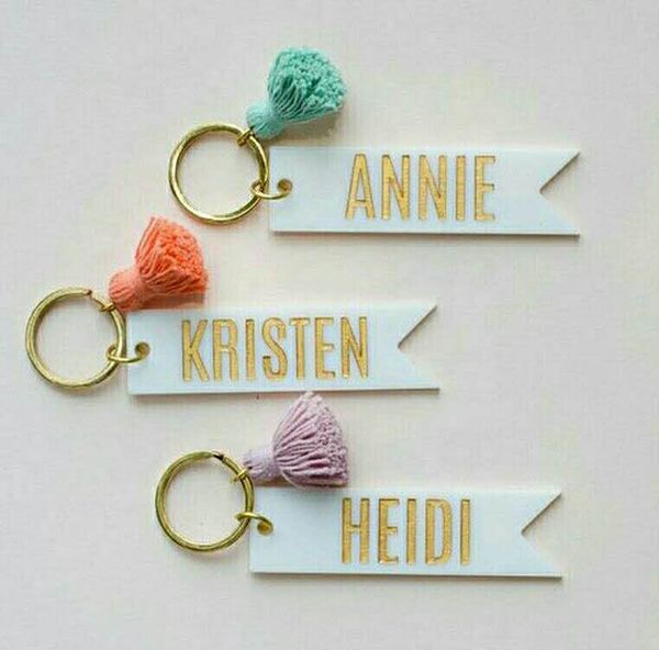 Porte-clés monogramme acrylique personnalisé à la mode européenne et américaine pendentif porte-clés pompon nom personnalisé vierge