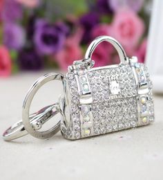 2020 Vrouwelijke nieuwe stijlvormige metalen tas Charmante portemonnee Crystal Rhinestone Keychain Handtas Hanger CAR Keyring11055192