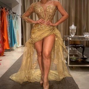 2020 Goud sexy Afrikaanse prom -optocht jurken High Low Lace Appliques Een schouderavondjurk pure lange mouw formele slijtage gewaden de SO 213F