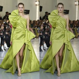 2020 robes de soirée vertes une épaule haute fendue en satin vente chaude robe de bal pas cher ceinture froncé balayage train robe de soirée sur mesure
