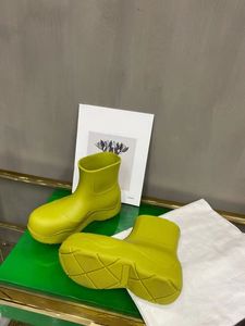 ¡Botas de lluvia femenina de alta calidad!Moda Jelly Color PVC Botas desnudas suaves y cómodas sin zapatos de encaje Light Women Shoes 35-40