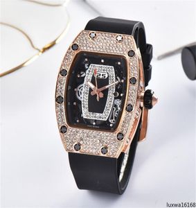 2020 Hoogwaardige damesjurk Klok Dial Inlay Rhinestone Quartz Watch Luxury Womens Quartz Watches Rubber Strap Women Diamond WA5057105