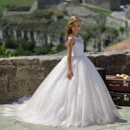 2020 Abiti da spettacolo per ragazze con fiocco in pizzo Abiti da prima comunione Abiti da ragazza di fiori in abito da ballo bianco avorio bellissimo per matrimoni541635203V