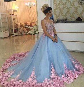 2020 Light Sky Blue Quinceanera Ball Gown Vestidos con cuello en V Pink Floral Flowers Apliques de encaje Sweet 16 Plus Size Prom Vestidos de noche Wear