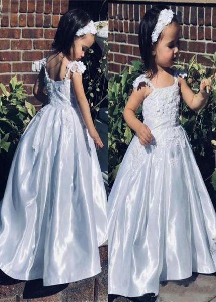 2020 Belle Satin Blanc Fleur Filles Robes Avec Spaghetti Sangle Dentelle Appliques Jupe Plissée Enfant Communion Robe Printemps Enfants P2140716