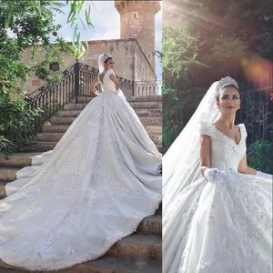 Luxe een lijn Trouwjurken Off Shoulder Card 3D Floral Applicaties Kralen Cap Sleeves Kapel Trein Arabië Dubai Vestido Custom Bridal Jassen