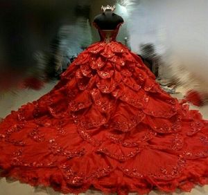 2020 luxe mariage Robes Bracelet Robe sans manches Paillettes dentelle Une ligne appliques de mariage Robes tribunal train Robes de mariée rouge