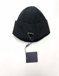 2020 sombrero para hombre y mujer, gorra deportiva clásica para calle, modelos de pareja, longitud después de la gorra, decoración de triángulo de metal, tela impermeable para m1270802