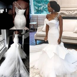 2020 robes de sirène une épaule en satin tulle cathédrale train applique volants de mariage sur mesure