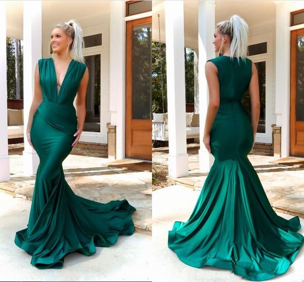 2020 Moderne Vert Foncé Formelle Robes De Soirée Élégante Longue Sirène Plissée Drapée Profonde Col En V Hiver Robe De Soirée Femmes De Bal Porter Pas Cher