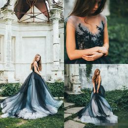 2020 Robes de mariée bleu marine modestes gothiques col en V bretelles tulle jupe à plusieurs niveaux chapelle train dentelle appliques robes de mariée perlées sur mesure