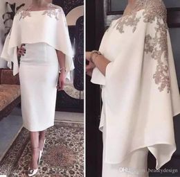 2020 Bescheiden schede Moeder van de bruid jurken juweel nek grijze kant applicaties kralen met wrap korte thee lengte party avondjurken