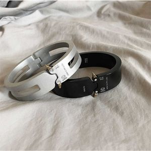 2020 nieuwe alyx armband mannen vrouwen 1: 1 letters gravure functionele stijl aluminiumlegering unisex koppels alyx armbanden armband Q0717
