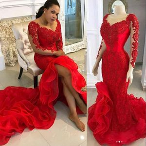 2021 Robes de soirée rouges sexy pure encolure dégagée dentelle appliques perlées manches longues volants fendus balayage train grande taille robes de bal de fête