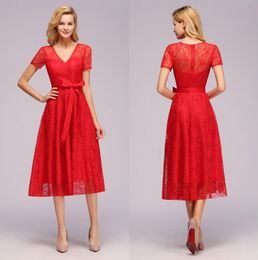 2020 Nouvelle Bourgogne Rouge Full Lace Cocktail Robes V Neck Sash avec manches courtes Designer Occasion Robes Robe de soirée formelle CPS1144