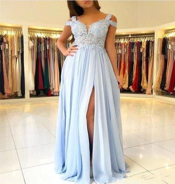 2020 nuevos vestidos de dama de honor baratos en azul cielo para bodas, apliques de encaje con hombros descubiertos, gasa dividida, talla grande, cremallera trasera, dama de Ho9805510