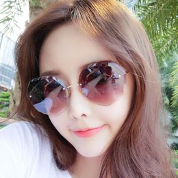 2020 Nieuwe geavanceerde zonnebril Dames HD Ocean Color Rimless Glasses Web Celebrity Fashion Sunglasses Girls Gift Joker1