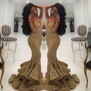 2020 Nieuwe Designer Gold Sequined Prom Dresses Mermaid Spaghetti Bandjes Backless Ruches Tiered Split Sweep Trein Afrikaanse Party Avondjurken