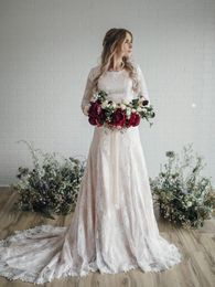 Élégante Dentelle A-ligne Modeste Boho Robes De Mariée Manches Longues Encolure Dégagée Dentelle Appliques Tribunal Train Robes De Mariée Avec Boutons BC3091