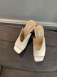 2020 nouvelles chaussures de créateurs européens mode tête plate bout ouvert pantoufles en cuir pour femmes talon épais pantoufles à talons hauts demi pantoufle chaussures de plage