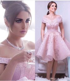 2020 nuevos vestidos de fiesta de color rosa fuerte elegante una línea fuera del hombro volantes vestido de fiesta corto con apliques de encaje vestidos de cóctel árabes BA9285