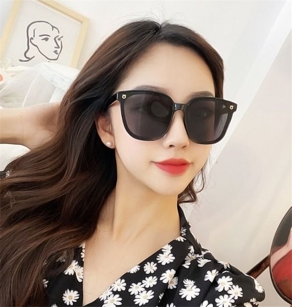 2020 nouvelle mode coréenne lunettes de soleil en gros personnalisé brillant noir atmosphérique lunettes de soleil femmes petit visage lunettes en gros