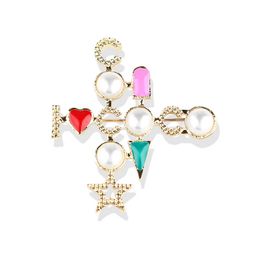 Nieuwe luxe designer parel cross broche coco pak revers pin beroemde merk sieraden cadeau voor liefde hoogwaardig snel schip