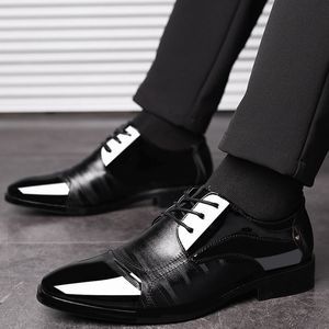 Chaussures habillées en cuir à bout pointu pour hommes, chaussures formelles pour livraison directe, nouvelle collection 2020