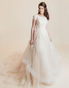 2020 nouvelles robes de mariée modestes manches courtes col en coeur couvert dos reine Anne décolleté manches courtes volants jupe LDS robes de mariée