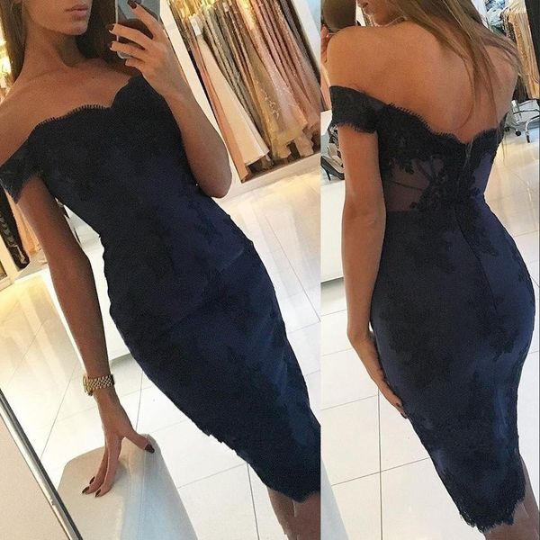 Nouvelles robes de cocktail courtes sexy bleu marine épaule dénudée dentelle noire appliques satin longueur au genou robes de soirée d'été robe de bal de retour