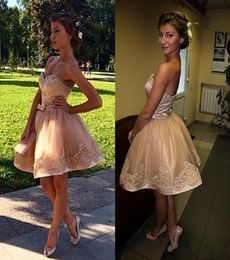 2020 NUEVO Sexy Short Mini Champagne Cocktail Dresses Sweetheart Lace Appliques Beads Pearls Sash Bow Sweet 16 Homecoming Dress Prom673725555